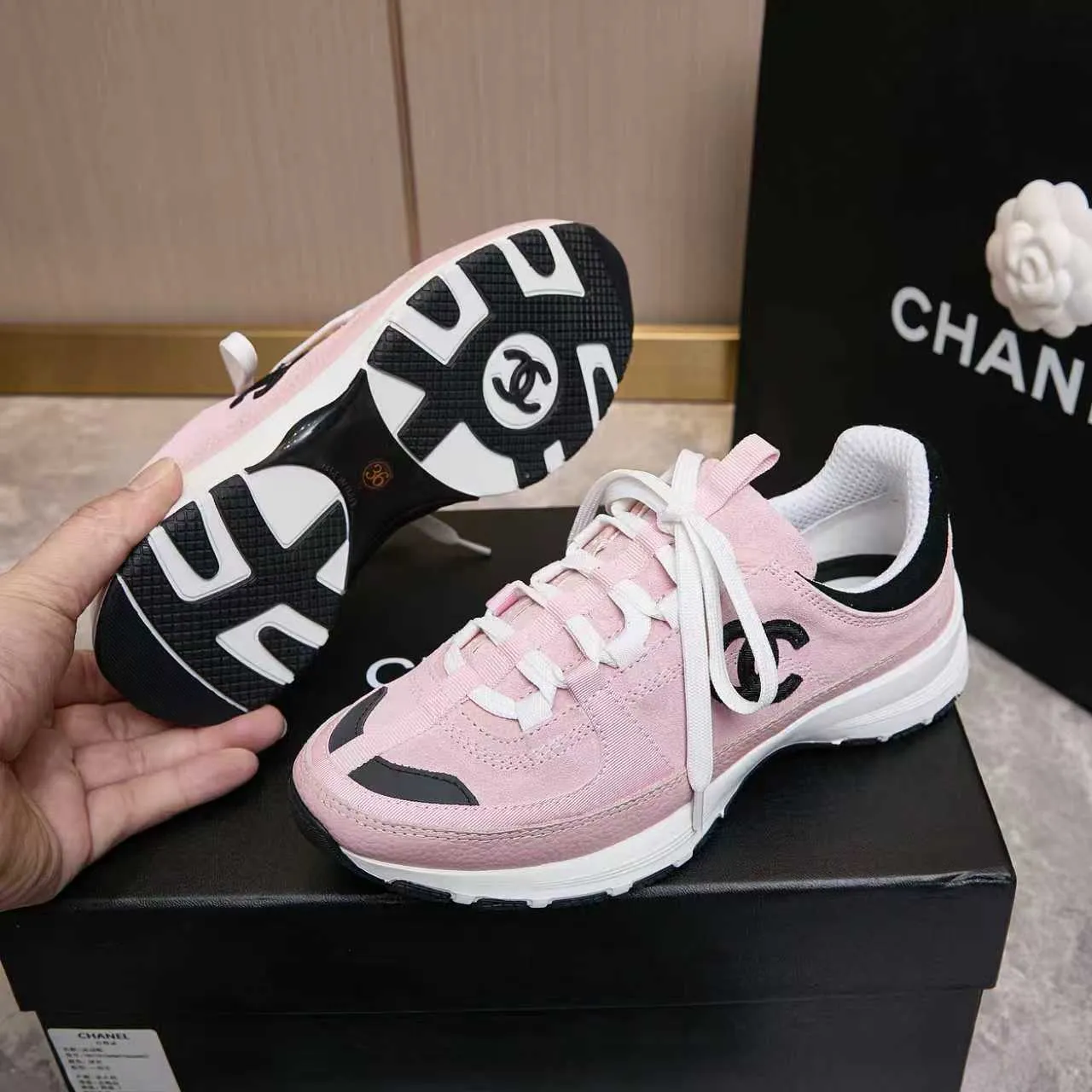 p560 Chanel Chanel - 2025 counter top casual sports shoes This classic design; the upper is embroidered with various techniques; the outsole is fashionable and sporty; the extraordinary inclusion of a variety of color matching elements... The diversified mix and match is very beautiful and versatile, casual, fashionable, sports and outdoor can be taken into account... ꫛꫀꪝ Go➫ Materials: ❶Upper made of: original imported high mercerized cow suede + imported mixed sheepskin ❷The inner lining is made of: original imported breathable mesh ❸Outsole is based on: original TPU combination outsole. Full set of boutique packaging for women 35-41 and men 38-46